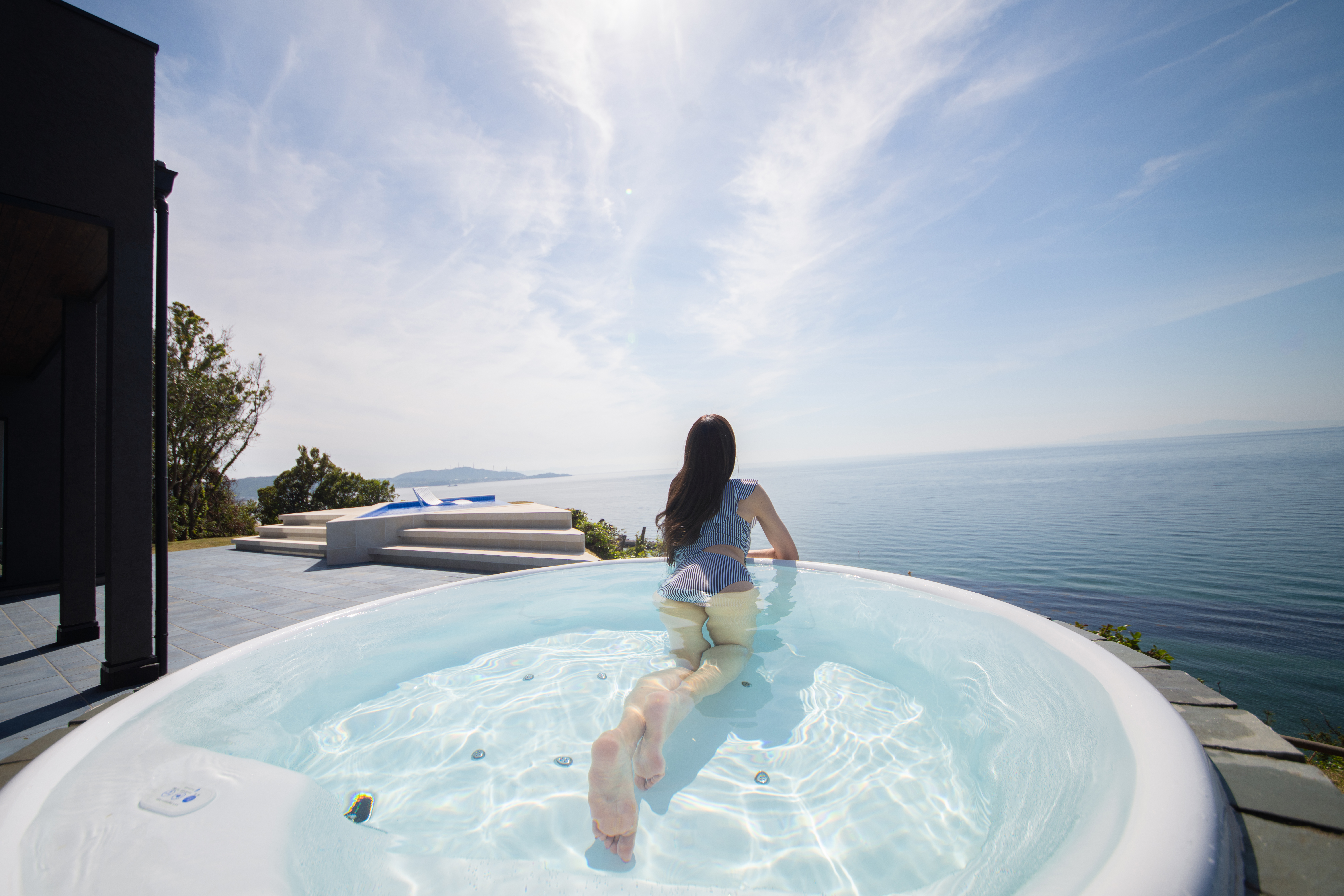 テラスで楽しむ温水ジャグジー